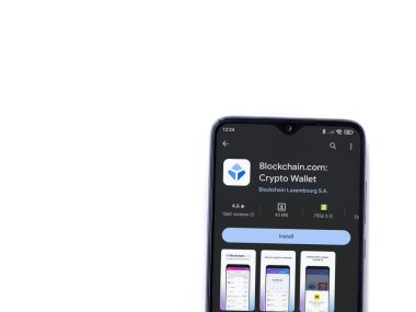 Lod, Israel - 16 Temmuz 2023: Blockchain.com uygulama oyun mağazası sayfası beyaz arka planda akıllı telefon. Üst görünüm düzlüğü kopyalama alanı ile yatıyordu.