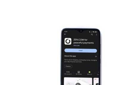 Lod, Israel - 16 Temmuz 2023: ZEN.COM uygulama oyun mağazası sayfası beyaz arka planda akıllı telefon. Üst görünüm düzlüğü kopyalama alanı ile yatıyordu.