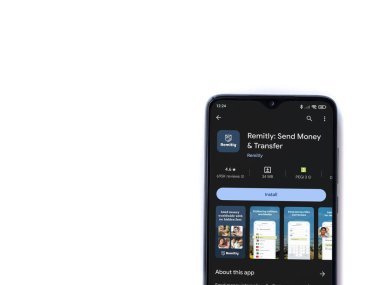 Lod, Israil - 16 Temmuz 2023: Beyaz arkaplanda akıllı telefon üzerine uygulamalı oyun mağazası sayfası. Üst görünüm düzlüğü kopyalama alanı ile yatıyordu.