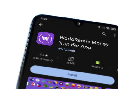Lod, Israel - 16 Temmuz 2023: WorldRemit uygulama oyun mağazası sayfası beyaz arka planda akıllı telefon. Üst görünüm düzlüğü kopyalama alanı ile yatıyordu.