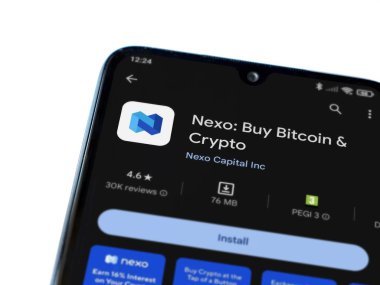 Lod, Israel - 16 Temmuz 2023: Nexo app oyun mağazası sayfası beyaz arka planda akıllı telefon. Üst görünüm düzlüğü kopyalama alanı ile yatıyordu.