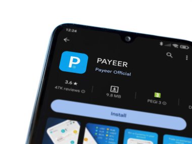 Lod, Israel - 16 Temmuz 2023: PaYEER uygulama oyun mağazası sayfası beyaz arka planda akıllı telefon. Üst görünüm düzlüğü kopyalama alanı ile yatıyordu.