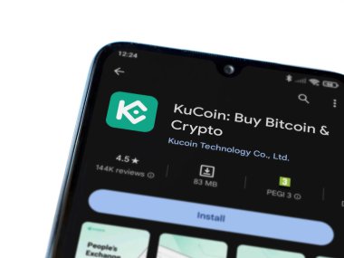 Lod, Israel - 16 Temmuz 2023: KuCoin uygulaması oyun mağazası sayfası beyaz arka planda akıllı telefon. Üst görünüm düzlüğü kopyalama alanı ile yatıyordu.