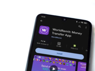 Lod, Israel - 16 Temmuz 2023: WorldRemit uygulama oyun mağazası sayfası beyaz arka planda akıllı telefon. Üst görünüm düzlüğü kopyalama alanı ile yatıyordu.