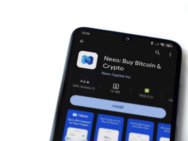 Lod, Israel - 16 Temmuz 2023: Nexo app oyun mağazası sayfası beyaz arka planda akıllı telefon. Üst görünüm düzlüğü kopyalama alanı ile yatıyordu.