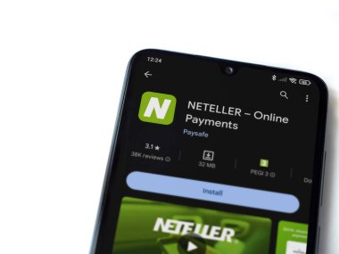 Lod, Israel - 16 Temmuz 2023: NETELLER uygulama oyun mağazası sayfası beyaz arka planda akıllı telefon. Üst görünüm düzlüğü kopyalama alanı ile yatıyordu.