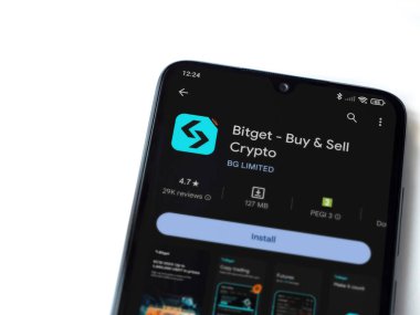 Lod, Israel - 16 Temmuz 2023: Bitget app oyun mağazası sayfası beyaz arka planda akıllı telefon. Üst görünüm düzlüğü kopyalama alanı ile yatıyordu.