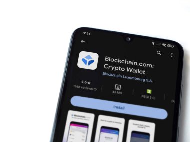 Lod, Israel - 16 Temmuz 2023: Blockchain.com uygulama oyun mağazası sayfası beyaz arka planda akıllı telefon. Üst görünüm düzlüğü kopyalama alanı ile yatıyordu.