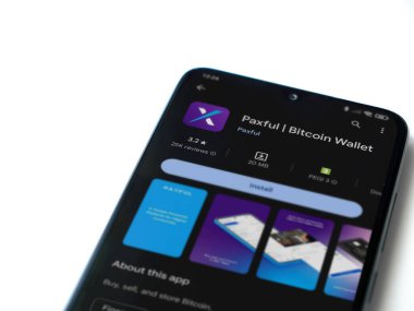 Lod, Israel - 16 Temmuz 2023: Beyaz arka planda akıllı telefon üzerine acınası bir uygulama oyun mağazası sayfası. Üst görünüm düzlüğü kopyalama alanı ile yatıyordu.