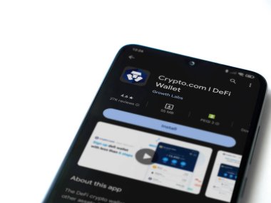 Lod, Israel - 16 Temmuz 2023: Crypto.com uygulama oyun mağazası sayfası beyaz arkaplan üzerinde akıllı telefon. Üst görünüm düzlüğü kopyalama alanı ile yatıyordu.