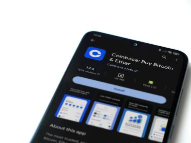 Lod, Israel - 16 Temmuz 2023: Beyaz arkaplandaki akıllı telefon uygulaması oyun mağazası sayfası. Üst görünüm düzlüğü kopyalama alanı ile yatıyordu.