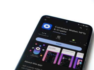 Lod, Israel - 16 Temmuz 2023: Cüzdan tabanı uygulaması oyun sayfası beyaz arka planda akıllı telefon. Üst görünüm düzlüğü kopyalama alanı ile yatıyordu.