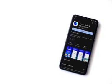 Lod, Israel - 16 Temmuz 2023: Cüzdan uygulaması oyun mağazası sayfası beyaz arka planda akıllı telefon. Üst görünüm düzlüğü kopyalama alanı ile yatıyordu.