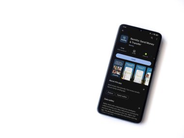 Lod, Israil - 16 Temmuz 2023: Beyaz arkaplanda akıllı telefon üzerine uygulamalı oyun mağazası sayfası. Üst görünüm düzlüğü kopyalama alanı ile yatıyordu.
