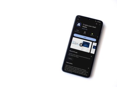 Lod, Israel - 16 Temmuz 2023: Crypto.com uygulama oyun mağazası sayfası beyaz arkaplan üzerinde akıllı telefon. Üst görünüm düzlüğü kopyalama alanı ile yatıyordu.