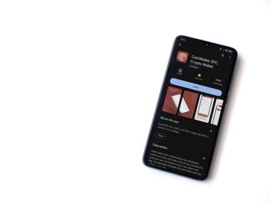 Lod, Israel - 16 Temmuz 2023: CoinCüzdan uygulaması oyun mağazası sayfası beyaz arka planda akıllı telefon. Üst görünüm düzlüğü kopyalama alanı ile yatıyordu.