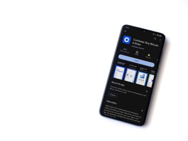 Lod, Israel - 16 Temmuz 2023: Beyaz arkaplandaki akıllı telefon uygulaması oyun mağazası sayfası. Üst görünüm düzlüğü kopyalama alanı ile yatıyordu.