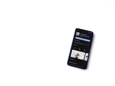 Lod, Israel - 16 Temmuz 2023: ZEN.COM uygulama oyun mağazası sayfası beyaz arka planda akıllı telefon. Üst görünüm düzlüğü kopyalama alanı ile yatıyordu.