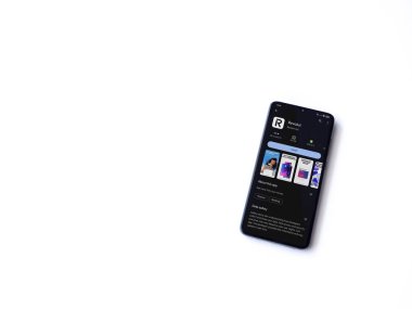 Lod, Israel - 16 Temmuz 2023: Revolut uygulaması oyun mağazası sayfası beyaz arka planda akıllı telefon. Üst görünüm düzlüğü kopyalama alanı ile yatıyordu.