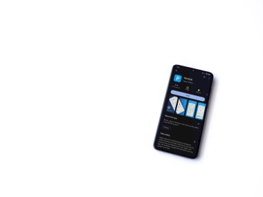 Lod, Israel - 16 Temmuz 2023: PaYEER uygulama oyun mağazası sayfası beyaz arka planda akıllı telefon. Üst görünüm düzlüğü kopyalama alanı ile yatıyordu.