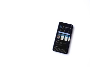 Lod, Israil - 16 Temmuz 2023: Beyaz arkaplanda akıllı telefon üzerine uygulamalı oyun mağazası sayfası. Üst görünüm düzlüğü kopyalama alanı ile yatıyordu.