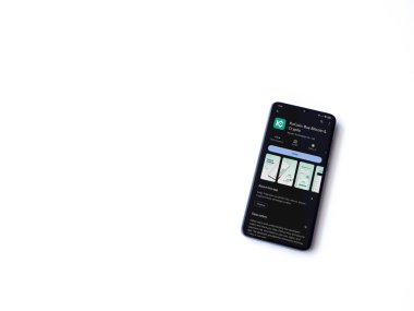 Lod, Israel - 16 Temmuz 2023: KuCoin uygulaması oyun mağazası sayfası beyaz arka planda akıllı telefon. Üst görünüm düzlüğü kopyalama alanı ile yatıyordu.
