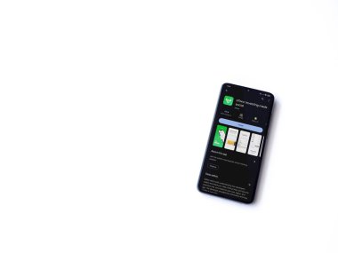 Lod, Israel - 16 Temmuz 2023: eToro uygulama oyun mağazası sayfası beyaz arka planda akıllı telefon. Üst görünüm düzlüğü kopyalama alanı ile yatıyordu.