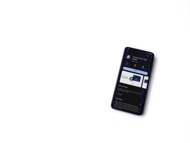 Lod, Israel - 16 Temmuz 2023: Crypto.com uygulama oyun mağazası sayfası beyaz arkaplan üzerinde akıllı telefon. Üst görünüm düzlüğü kopyalama alanı ile yatıyordu.