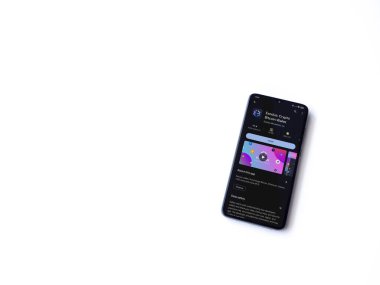 Lod, Israel - 16 Temmuz 2023: Göç uygulaması oyun mağazası sayfası beyaz arka planda akıllı telefon. Üst görünüm düzlüğü kopyalama alanı ile yatıyordu.