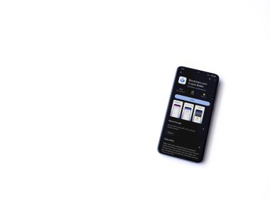 Lod, Israel - 16 Temmuz 2023: Blockchain.com uygulama oyun mağazası sayfası beyaz arka planda akıllı telefon. Üst görünüm düzlüğü kopyalama alanı ile yatıyordu.