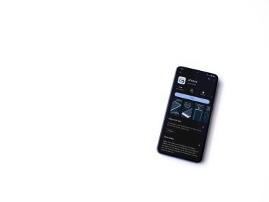 Lod, Israel - 16 Temmuz 2023: Avatrade uygulaması oyun mağazası sayfası beyaz arka planda akıllı telefon. Üst görünüm düzlüğü kopyalama alanı ile yatıyordu.