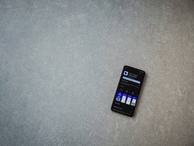 Lod, Israel - 16 Temmuz 2023: Cüzdan uygulaması oyun mağazası sayfası seramik taş zemin üzerinde akıllı telefon. Üst görünüm düzlüğü kopyalama alanı ile yatıyordu.