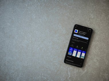 Lod, Israel - 16 Temmuz 2023: Cüzdan uygulaması oyun mağazası sayfası seramik taş zemin üzerinde akıllı telefon. Üst görünüm düzlüğü kopyalama alanı ile yatıyordu.