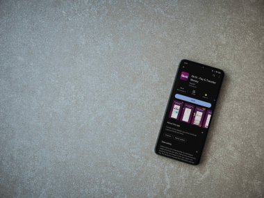 Lod, Israel - 16 Temmuz 2023: Yıldırım Atar uygulaması oyun mağazası sayfası seramik taş zemin üzerinde akıllı telefon. Üst görünüm düzlüğü kopyalama alanı ile yatıyordu.