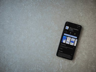 Lod, Israel - 16 Temmuz 2023: Seramik taş zemin üzerinde akıllı telefon ile Gate.io uygulaması oyun mağazası sayfası. Üst görünüm düzlüğü kopyalama alanı ile yatıyordu.