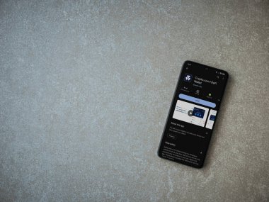Lod, Israel - 16 Temmuz 2023: Crypto.com uygulama oyun mağazası sayfası seramik taş zemin üzerinde akıllı telefon. Üst görünüm düzlüğü kopyalama alanı ile yatıyordu.