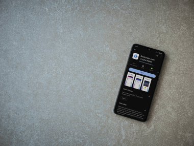 Lod, Israel - 16 Temmuz 2023: Blockchain.com uygulama oyun mağazası sayfası seramik taş zemin üzerinde akıllı telefon. Üst görünüm düzlüğü kopyalama alanı ile yatıyordu.