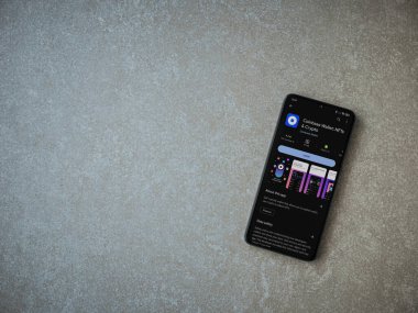 Lod, Israel - 16 Temmuz 2023: Cüzdan tabanı uygulaması oyun sayfası seramik taş zemin üzerinde akıllı telefon. Üst görünüm düzlüğü kopyalama alanı ile yatıyordu.
