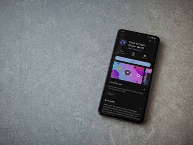 Lod, Israel - 16 Temmuz 2023: Exodus app playshop page on smartphone on seramik stone background. Üst görünüm düzlüğü kopyalama alanı ile yatıyordu.