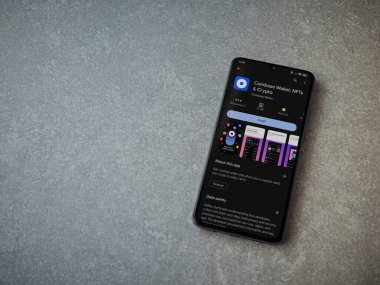 Lod, Israel - 16 Temmuz 2023: Cüzdan tabanı uygulaması oyun sayfası seramik taş zemin üzerinde akıllı telefon. Üst görünüm düzlüğü kopyalama alanı ile yatıyordu.