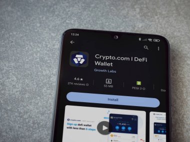 Lod, Israel - 16 Temmuz 2023: Crypto.com uygulama oyun mağazası sayfası seramik taş zemin üzerinde akıllı telefon. Üst görünüm düzlüğü kopyalama alanı ile yatıyordu.