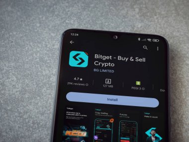 Lod, Israel - 16 Temmuz 2023: Bitget app playshop page on smartphone on seramik stone background. Üst görünüm düzlüğü kopyalama alanı ile yatıyordu.