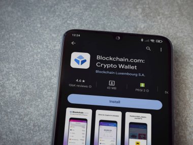 Lod, Israel - 16 Temmuz 2023: Blockchain.com uygulama oyun mağazası sayfası seramik taş zemin üzerinde akıllı telefon. Üst görünüm düzlüğü kopyalama alanı ile yatıyordu.