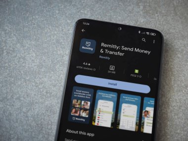 Lod, Israel - 16 Temmuz 2023: Seramik taş zemin üzerinde akıllı telefondan oyun mağazası sayfası. Üst görünüm düzlüğü kopyalama alanı ile yatıyordu.
