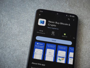 Lod, Israel - 16 Temmuz 2023: Seramik taş zemin üzerinde akıllı telefondan Nexo uygulaması oyun mağazası sayfası. Üst görünüm düzlüğü kopyalama alanı ile yatıyordu.