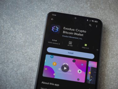 Lod, Israel - 16 Temmuz 2023: Exodus app playshop page on smartphone on seramik stone background. Üst görünüm düzlüğü kopyalama alanı ile yatıyordu.