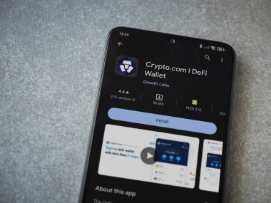 Lod, Israel - 16 Temmuz 2023: Crypto.com uygulama oyun mağazası sayfası seramik taş zemin üzerinde akıllı telefon. Üst görünüm düzlüğü kopyalama alanı ile yatıyordu.