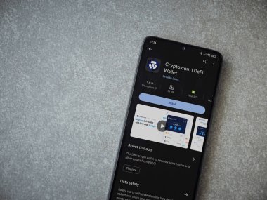 Lod, Israel - 16 Temmuz 2023: Crypto.com uygulama oyun mağazası sayfası seramik taş zemin üzerinde akıllı telefon. Üst görünüm düzlüğü kopyalama alanı ile yatıyordu.
