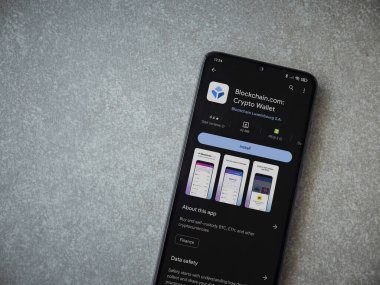 Lod, Israel - 16 Temmuz 2023: Blockchain.com uygulama oyun mağazası sayfası seramik taş zemin üzerinde akıllı telefon. Üst görünüm düzlüğü kopyalama alanı ile yatıyordu.