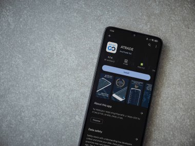 Lod, Israel - 16 Temmuz 2023: Seramik taş zemin üzerinde akıllı telefondan Avatrade uygulaması oyun mağazası sayfası. Üst görünüm düzlüğü kopyalama alanı ile yatıyordu.